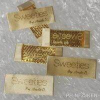 【LZ】❐☜♠  Qualidade personalizada Golden Woven Satin Etiquetas de roupas End Fold Garment Tag 1.5x4 cm 1000 pcs