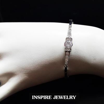 INSPIRE JEWELRY สร้อยข้อมือเพชรCZ  เพชรสวยเกรด AAA++  มีเม็ดกลางขนาด 8min เพชรวิ้งเจิดจรัส ,White gold plated งานจิวเวลลี่ ราคาเบาๆ ปรับยาวได้ 17-18cm แฟชั้นอินเทรนชั้นนำงานเกรดพรีเมี่ยม งานปราณีตพร้อมกล่องกำมะหยี่ สวยงาม ใส่ถอดง่าย