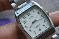 นาฬิกา Vintage มือสองญี่ปุ่น SEIKO ALBA V501 0CN0 ระบบ QUARTZ ผู้ชาย ทรงสี่เหลี่ยม กรอบเงิน หน้าขาว หน้าปัด 32มม. สายสแตนเลสแท้ ใช้งานได้ปกติ สภาพดี ของแท้ ไม่กันน้ำ