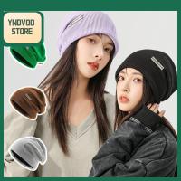 YNDVQO STORE สีทึบทึบ หมวกถักนิตติ้ง ฝากระโปรงอุ่น ฤดูหนาวใบไม้ร่วง หมวกลำลองสตรี ของใหม่ กันลม หมวกบีนนี่ผู้หญิง ผู้หญิงผู้ชาย