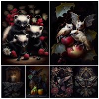 Vintage Wall Art ภาพวาดผ้าใบ Gothic Antique Fantasy Animal Art โปสเตอร์พิมพ์ Decor ที่มีผลไม้ค้างคาว,Hummingbird, Moth และเด็ก Skunks