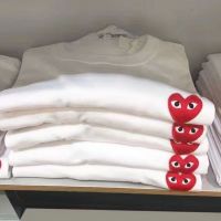 ❧♨Rei Kawakubo CDG PLAY ทันสมัยเสื้อยืด Love แบรนด์ผ้าฝ้ายสีขาวรักสั้นแขนสั้นขนาดใหญ่เสื้อคู่ครึ่งแขนเสื้อผ้าพ่อแม่-เด็กเล่น