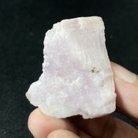 KUN42 คุนไซต์ ( Kunzite ) สีม่วงอ่อน ตรงปก ของแท้ หินธรรมชาติ หินสี หินแร่ ของสะสม หินมงคล แร่หายาก หินนำโชค