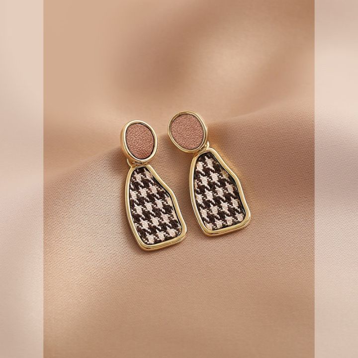 cod-houndstooth-earrings-niche-female-winter-retro-high-end-temperament-ear-mosquito-coil-french-light-luxury-atmosphere-personality-clip