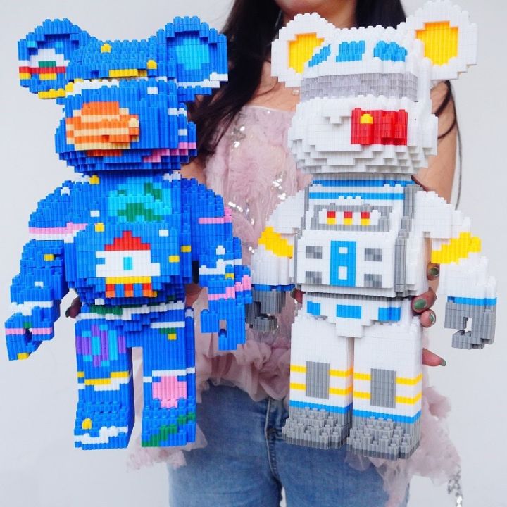 Gấu Bearbrick: Hãy cùng khám phá một thế giới đầy màu sắc và vui nhộn cùng Gấu Bearbrick! Với hình dáng đáng yêu và thân thiện, chiếc gấu này sẽ trở thành người bạn đồng hành đáng tin cậy của bạn trong mọi cuộc phiêu lưu.