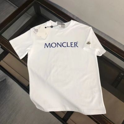 Monclerเรียกแบรนด์ยอดนิยมในฤดูร้อนเสื้อยืดคอกลมสไตล์คลาสสิกแขนลายสั้นตัวอักษรสำหรับทั้งหญิงและชายเดียวกับเทรนด์แฟชั่นเข้ากับทุกชุด