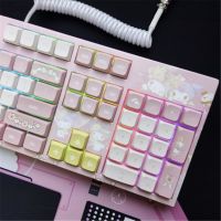 108คีย์การ์ตูนอนิเมะ RGB คีย์บอร์ดแบบกลไกแป้นพิมพ์สีชมพูสลับร้อน Keycaps 3-Mode PBT ที่กำหนดเองแป้นพิมพ์น่ารักสำหรับเกมส์พีซีเด็กผู้หญิงของขวัญ