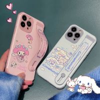 เคสการ์ตูนน่ารักเมโลดี้ Cinnamoroll พร้อมเคสโทรศัพท์สายรัดข้อมือสำหรับ iPhone 14 Pro Max เคส14 Pro 14 Plus กันกระแทก Melody Cinnamoroll เคสกรอบหลังมือถือนิ่มสำหรับ iPhone 13 Pro Max เคสโทรศัพท์เคสโทรศัพท์สำหรับ12 Pro Max 11 XS XR X เคสห่อหุ้ม