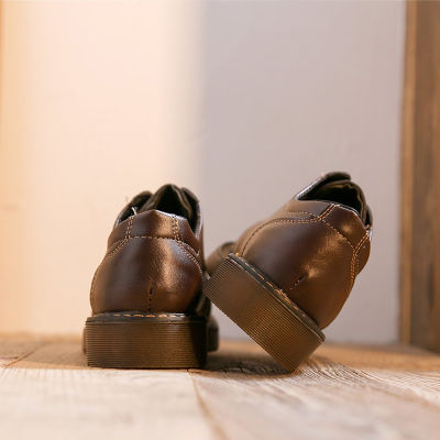 รองเท้ากันลื่นน้ำหนักเบาระบายอากาศพื้นผิวเรียบมีเชือกผูกรองเท้าหนัง PU สำหรับผู้หญิง