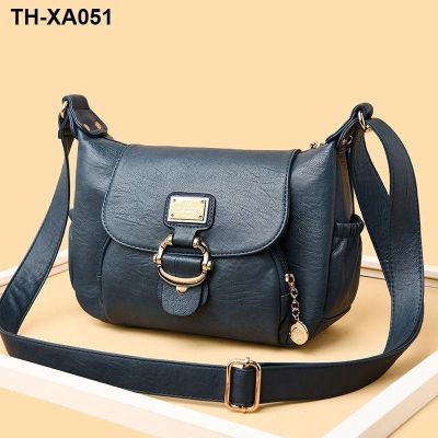 new 2023 middle-aged lady fashion soft leather inclined bag large capacity temperament female bag shoulder