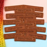 50Pcs Brown Handmade Label Hand Made PU Leather Labels Tags For Handmade Labels For Clothing Hats Bags Sew Accessories 40x11MM Labels