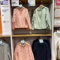 UNIQLO แจ็คเก็ตมีฮู้ดห้องลองเสื้อแบบพกพาป้องกันรังสียูวีป้องกันแสงแดดในฤดูร้อน Upf50 424576/433637/437048