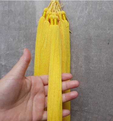 พู่ไหมญี่ปุ่น สีเหลือง พริ้ว มีน้ำหนัก ยาว 26 , 30 cm. ใช้แขวนประดับตกแต่งทั่วไป