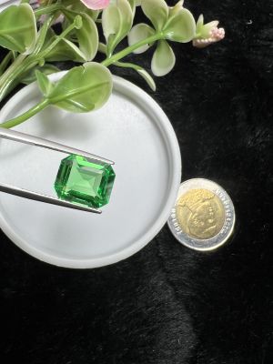 8.75 carats เขียว  มรกตโคลอมเบีย ผลิตจาก สวิส (COLUMBIA created Emerald) from Switzerland 10X12 MM, EMERALD CUT