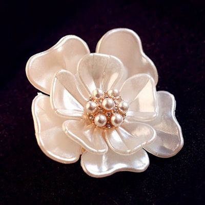 Trendy New Camellia Women Brooch Elegant Flower Pearl Pins Fashion Female Party Coat Dress Scarf Accessories Jewelry Gift
