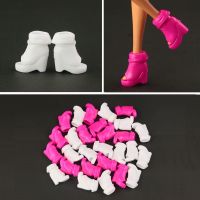 ตุ๊กตา Sepatu untuk Barbie สีขาวสูง10คู่/ล็อต Sepatu BOOT Pendek มี2สีที่คุณเลือก