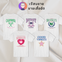 เจ๊สมชาย เสื้อยืด สกรีนลาย ชื่อเมืองท่องเที่ยว Good Yankees Serie ผ้านุ่ม สกรีนสวย ไม่ย้วย ไม่ต้องรีด ใส่ได้ทั้งชาย-หญิง