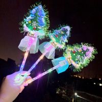 แท่งของเล่นเรืองแสง LED แบบมือถือรูปทรงต้นคริสต์มาสไม้วิเศษกะพริบของเล่นเรืองแสงของเด็กอุปกรณ์ตกแต่งปาร์ตี้คริสต์มาส