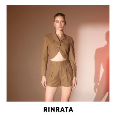 RINRATA - Mercury Short กางเกงขาสั้นเอวสูง กระดุมหน้า ผ้าเทเลอร์ สีน้ำตาล อมเขียว จีบทวีตหน้า มีกระเป๋าข้าง