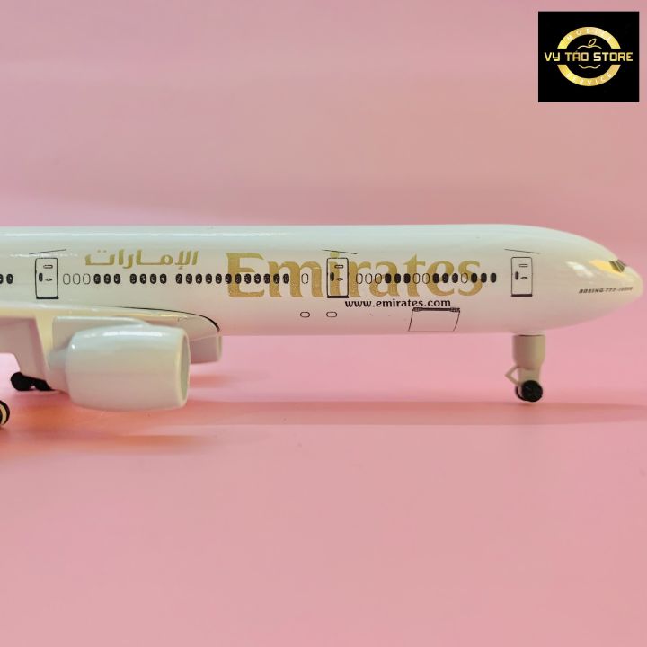 Mô hình máy bay Emirates Boeing B777 có bánh xe 20cm Kèm Đế Trưng Bày 