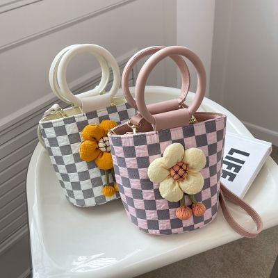 Grid bag female 2022 summer new texture fairy inclined shoulder bag bag fashionable western style lady hand-held bucket bag