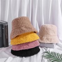 {ซูเปอร์โมเดล} หมวกใส่ตกปลา Topi Bucket ให้ความอบอุ่นในฤดูหนาวสำหรับผู้หญิงหมวกขนสัตว์ขนแกะสีล้วนแบบลำลอง