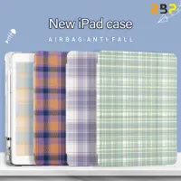 RBP  เคสiPadลายลายสก๊อตTri-FoldสำหรับiPad Mini6 8.3 Pro 11 นิ้ว 2020 2021 2022 Pro12.9 Gen10 Air 4 Air 5 10.9 Frostedโปร่งใสแผงด้านหลังแท็บเล็ตAppleพร้อมช่องใส่ปากกาAir 3 Pro10.5 เคสไอแพด gen7 gen8 gen9 10.2 gen5 gen6 9.7 ขนาดเล็กสด ins