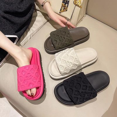 【July】 Internet celebrity slippers womens summer fashion 2023 new thick-soled muffin soft bottom non-slip high-quality super hot sandals and