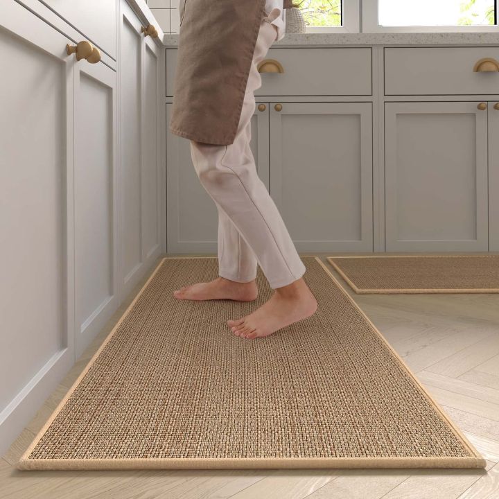 Không chỉ trang trí cho không gian bếp của bạn thêm phần sang trọng, thảm lót nhà bếp còn giúp bảo vệ sàn nhà khỏi các gỉ sét, trầy xước và bụi bẩn. Hãy chọn những sản phẩm chất lượng để trang trí cho căn bếp của bạn.
