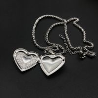 MOILY Men Women Necklace Lover Pendant Photo Picture Locket Gift Chain Friend Fashion Jewelry Heart ShapedMulticolor