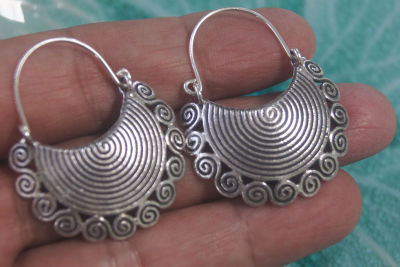 Thai design earrings silver Karen hill tribe nice handmade สวยงาม ตำหูเงินกระเหรี่ยงทำจากมือชาวเขาเงินแท้สวยงามยิ่งใช้ยิ่งเงางาม สะดุดตา
