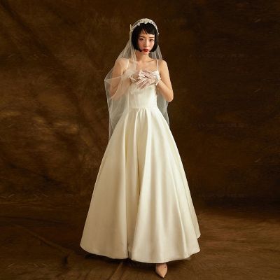 ชุดชุดแต่งงานซาตินสีขาวย้อนยุคบางเรียบง่ายเจ้าสาวฝรั่งเศสชุดแต่งงานอ่อนแบบ Qs118