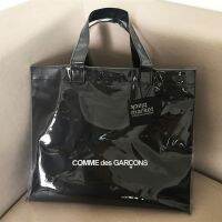 Comme Des Garcons กระดาษคราฟท์สีดำพีวีซีกระเป๋าช้อปปิ้งกระเป๋าถือโท้ท