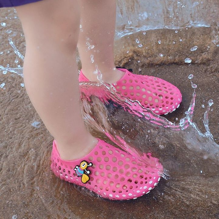 hot-sale-parent-child-childrens-seaside-beach-shoes-men-and-women-summer-non-slip-soft-soled-wading-medium-sized-sandals-birds-nest-hole