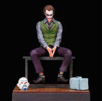 อะนิเมะรอบๆตัวตลกรูปปั้น Heath Ledger ทีมฆ่าตัวตาย Dc Joker นั่งรูปโมเดลเครื่องประดับ