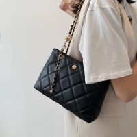 Winter high-end small bag new trendy fashion one-shoulder womens bag all-match crossbody rhombus chain bag 【QYUE】