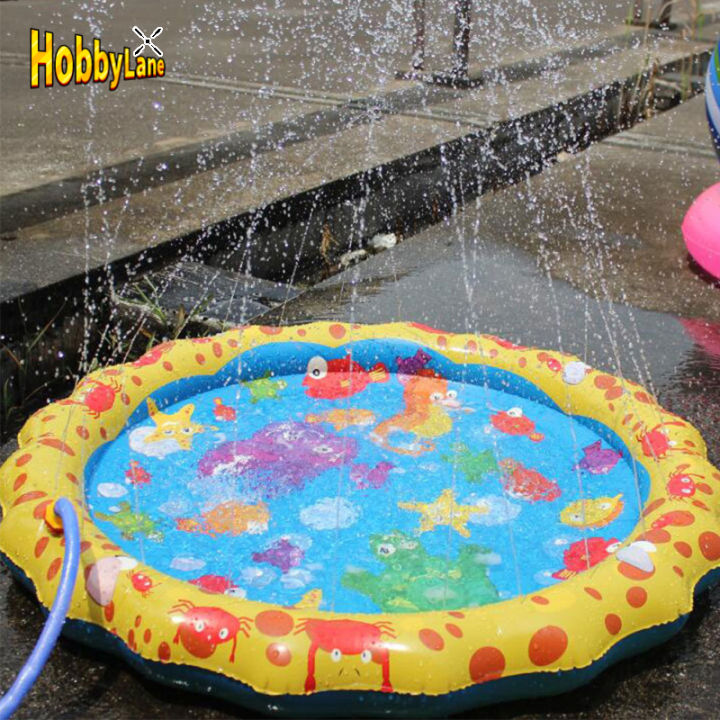 hobบี้แผ่นฉีดน้ำสำหรับเด็ก39นิ้ว-เสื่อสำหรับเล่นฉีดน้ำสระกลางแจ้งงานปาร์ตี้ของเล่นเกมส์ที่ได้เคลื่อนไหวน้ำสำหรับสัตว์เลี้ยงเด็ก