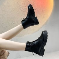 Strangest Candy【Free Shipping ส่งฟรี】 รองเท้าผู้หญิงรองเท้าบูท Martin ลำลอง Sepatu BOOT Pendek สำหรับผู้หญิงพื้นรองเท้าประดับลูกไม้รองเท้าบูท Martin ใหม่2023