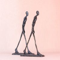 Giacometti ประติมากรรมสำริดรูปรูปปั้นผู้ชายเดินจำลองคอลเลกชั่นรูปแกะสลักโครงกระดูกนามธรรมที่มีชื่อเสียงการตกแต่งบ้าน