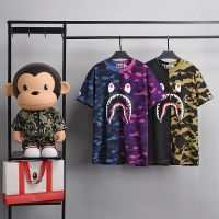 Bape เสื้อยืดแขนสั้นคอทรงมนถักลายพรางเสื้อยืดสั้นฉลามแบรนด์ญี่ปุ่นอินเทรนด์สำหรับผู้ชายและผู้หญิง