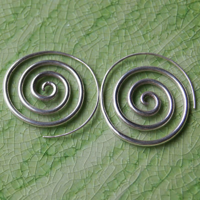 Thai beautiful circle earrings pure silver Karen hill tribe สวยงาม เท่ สวยเด่น สดุดตา ม้วนๆตำหูเงินกระเหรี่ยงทำจากมือชาวเขางานฝีมือสวยของฝากที่มีคุณค่า