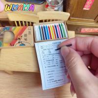 (ร้อน) 1ชุด1:12 Dollhouse Mini 12สี Miniature Crayon บ้านตุ๊กตาอุปกรณ์เสริมสุ่มสำหรับ Dollhouse Decals New