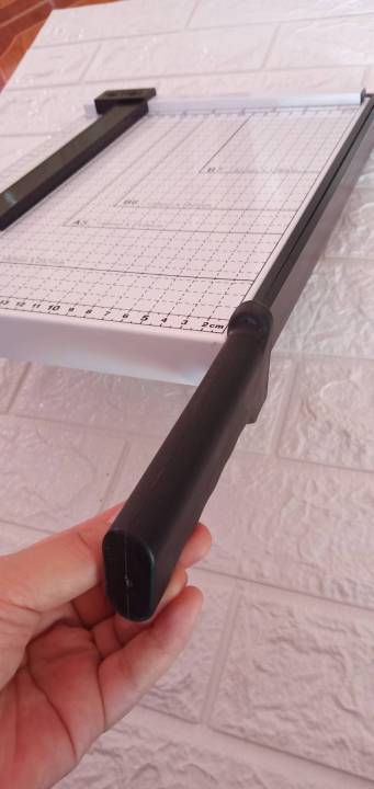 paper-cutter-เครื่องตัดกระดาษ-แท่นตัดกระดาษa4-โปสการ์ด-นามบัตร-คุณภาพดี-ผลิตจากวัสดุคุณภาพดี-รับประกัน1ปีเต็ม-มีระบบป้องกัน-safety-lock