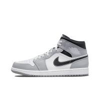 【พร้อมส่งของแท้?/ รุ่นนี่ใส่ตรงไซส NIKE Air Jordan 1 Mid ”Light Smoke Grey แฟชั่น รองเท้ากีฬา（สินค้าพร้อมกล่อง อุปกรณ์ครบ จัดส่งฟรี）