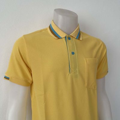 เสื้อโปโลคอปก เนื้อผ้านุ่ม polo shirt แบบชาย สีเหลืองคอคลีปฟ้า สวมใส่สบาย มีบริการส่งเก็บเงินปลายทาง