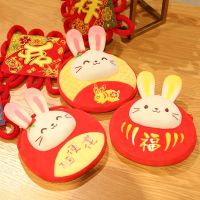 KMNITH Dompet Koin แบบปีจีนสำหรับเด็กทรงซองจดหมายสีแดงเทศกาลฤดูใบไม้ผลิกระต่ายกระเป๋าเป้ลายกระต่าย