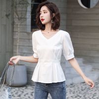 เสื้อยาวสีขาวเสื้อคอวีแขนสั้นสำหรับผู้หญิงสไตล์เกาหลีเรียบง่ายเสื้อเชิ้ตแฟชั่นฤดูร้อน2022ใหม่