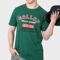 GALLOP : เสื้อยืดผ้าคอตตอนพิมพ์ลาย Graphic Tee รุ่น GT9103 สี Emerald - เขียวเข้ม  / ราคาปกติ 790.-