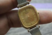 นาฬิกา Vintage มือสองญี่ปุ่น SEIKO ชุบทอง 2320 5590 ระบบ QUARTZ ผู้หญิง ทรงสี่เหลี่ยม กรอบทอง หน้าทอง หน้าปัด 22มม. ตัวเรือนสแตนเลสใช้งานได้ปกติ สภาพดี ของแท้ ไม่กันน้ำ