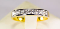 (R126 ชื่อแบบ "ดอกแก้ว") : แหวนทองทรงแถวเรียงประดับเพชรแท้น้ำ100